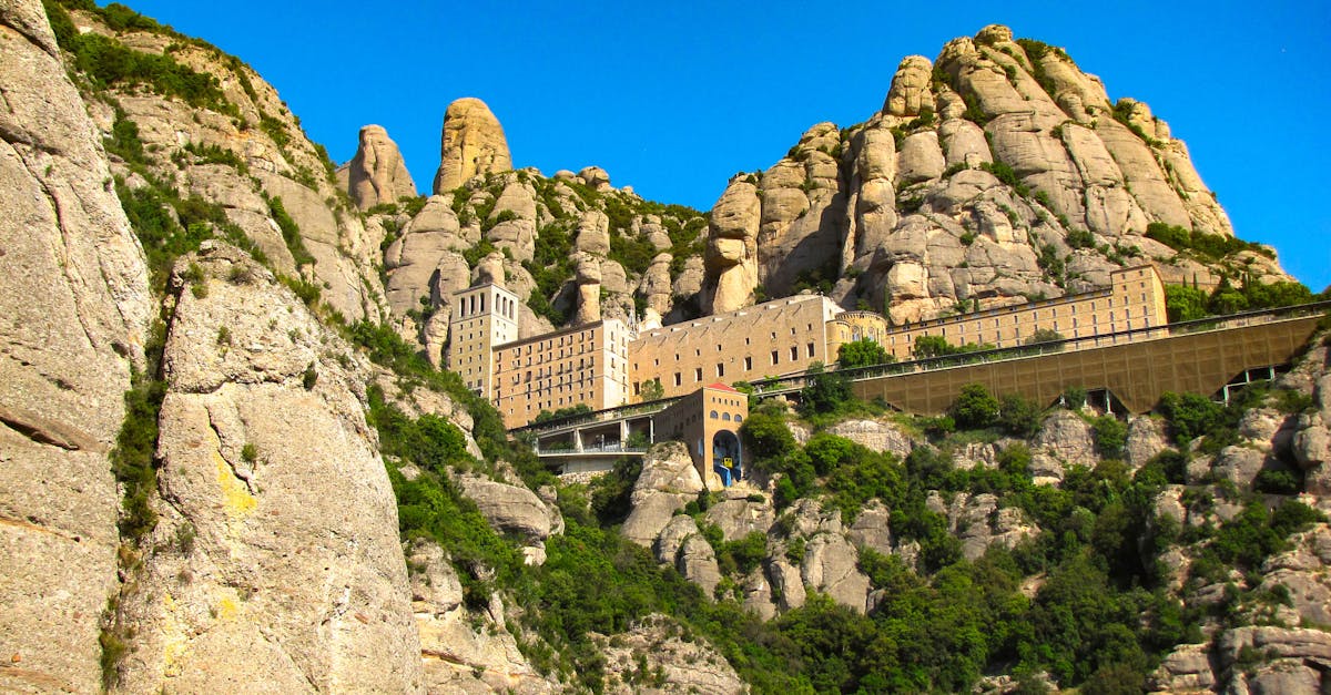 découvrez l’architecture gothique, un style majestueux né au moyen âge, reconnu pour ses voûtes élancées, vitraux colorés et cathédrales emblématiques à travers l’europe.
