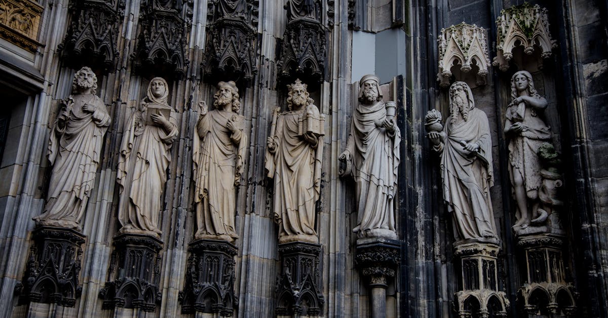 découvrez la culture gothique : son histoire, ses symboles, son influence sur la mode, la musique et l’art. plongez dans un univers unique entre esthétique sombre et créativité.