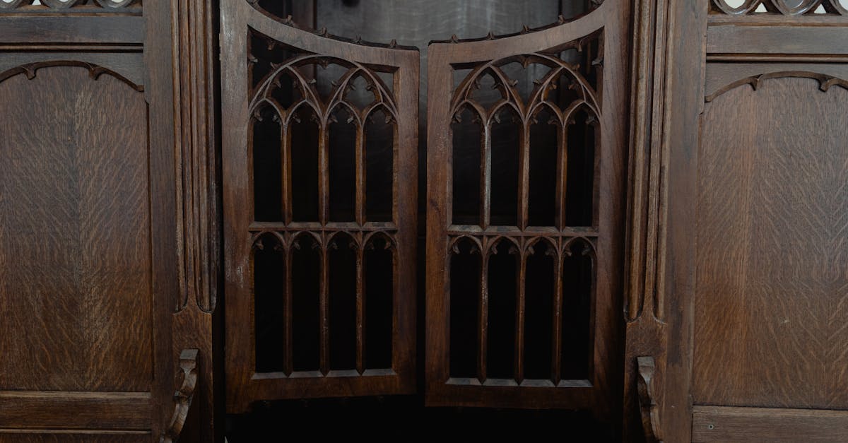 découvrez l'art du gothic decor : des idées et inspirations pour transformer votre intérieur avec une ambiance mystérieuse, élégante et intemporelle grâce à des meubles sombres, des accessoires victoriens et des touches baroques.