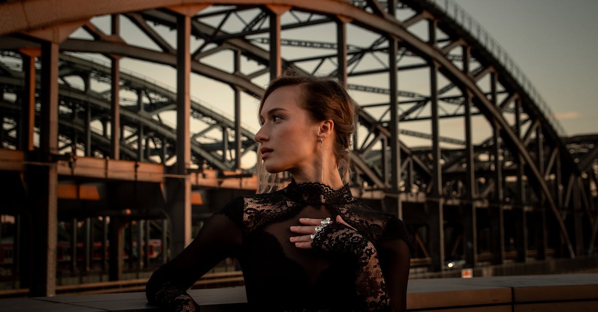 découvrez l'élégance gothique : un univers raffiné où le style sombre rencontre la sophistication, entre mode, décoration et inspiration artistique.
