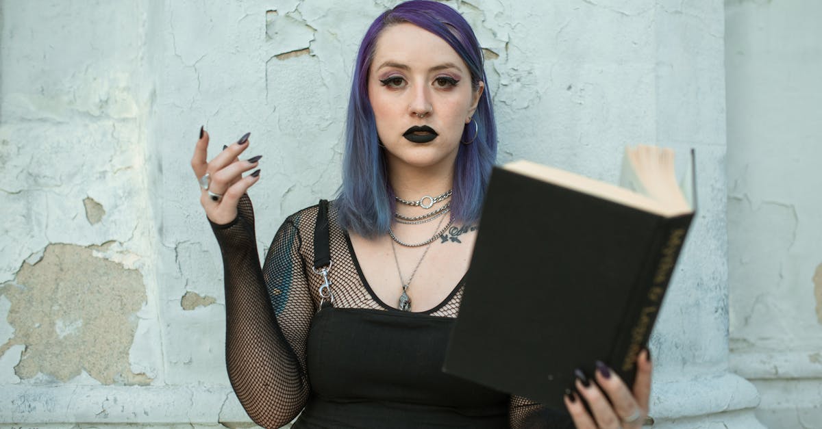 découvrez la gothic fashion : un style vestimentaire unique mêlant élégance sombre, dentelle, velours et accessoires métalliques. plongez dans l’univers gothique et exprimez votre individualité avec audace.