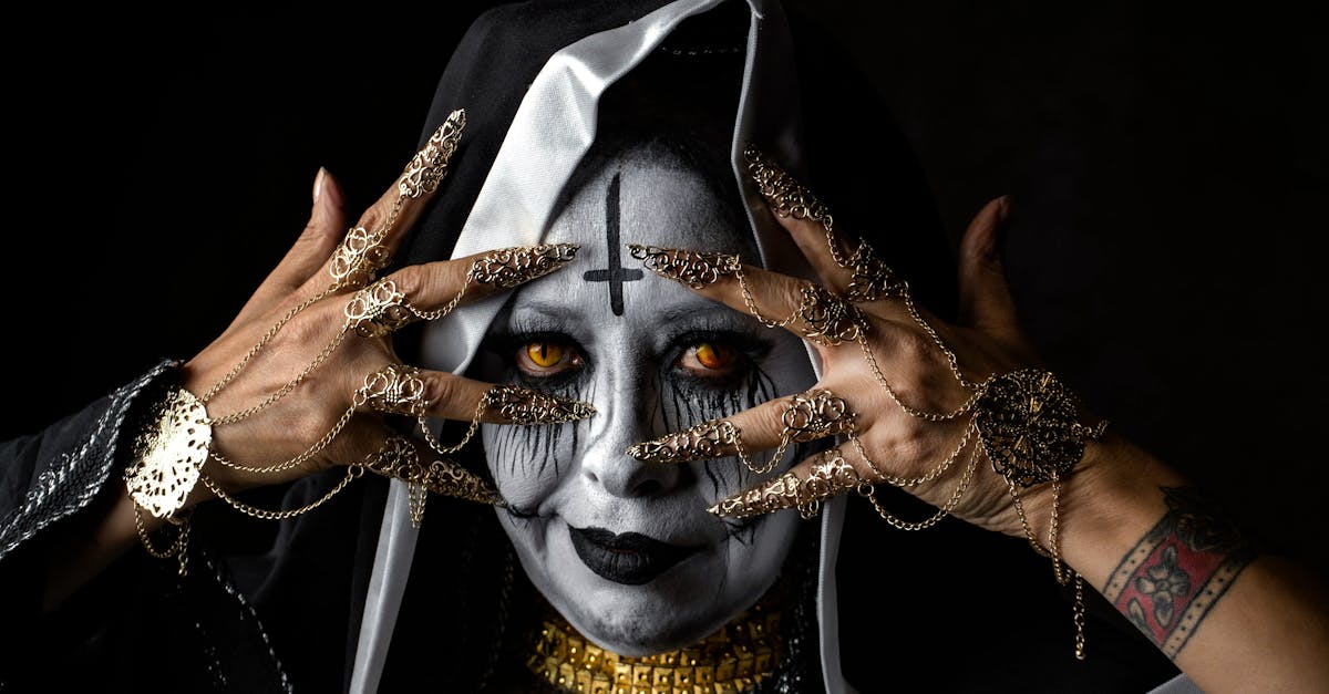 découvrez la mode gothique : des vêtements sombres, élégants et originaux pour affirmer votre style unique. inspirez-vous des tendances goth pour un look mystérieux et sophistiqué.