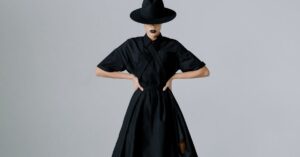 découvrez l'univers captivant de la mode gothique, entre styles sombres, tissus luxueux et accessoires audacieux. plongez dans l'esthétique gothique qui allie mystère et élégance, révélant des tendances uniques pour ceux qui osent affirmer leur individualité.