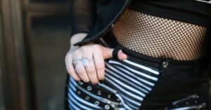 découvrez la mode gothique : une tendance audacieuse mêlant élégance sombre, vêtements noirs, dentelles et accessoires uniques pour affirmer votre style.