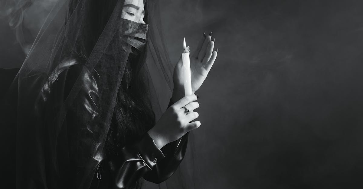 explorez l'élégance sombre de la photographie de mode gothique : looks mystérieux, esthétiques dramatiques et créativité inspirée du style gothique pour des images uniques et envoûtantes.