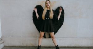 découvrez la photographie de mode gothique : un univers mystérieux, élégant et sombre où l'esthétique gothique s'exprime à travers des vêtements audacieux, des mises en scène artistiques et une ambiance fascinante. idéal pour les passionnés de style unique et raffiné.