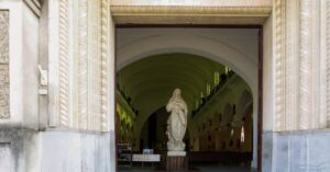 découvrez l’élégance mystérieuse des intérieurs gothiques : voûtes majestueuses, couleurs profondes et ornements raffinés pour une ambiance unique et envoûtante.