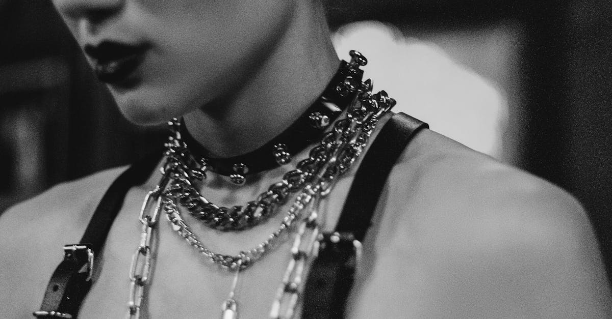 découvrez notre collection unique de bijoux gothiques, alliant mystère et élégance sombre. explorez des designs audacieux en argent, en pierres précieuses et en motifs inspirés par l'univers gothique, parfaits pour affirmer votre style et exprimer votre personnalité.