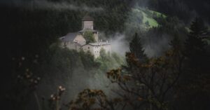 découvrez notre playlist gothique, une sélection envoûtante d'artistes et de morceaux emblématiques qui capturent l'essence sombre et romantique de la culture gothique. plongez dans une ambiance mystérieuse avec des sonorités envoûtantes et des paroles poétiques.