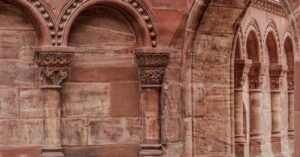 découvrez le style gothique : une esthétique unique mêlant mystère, élégance sombre et influences médiévales. explorez ses origines, ses éléments emblématiques et comment l'intégrer à votre mode ou décoration.