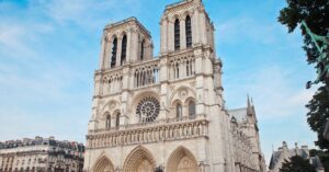 découvrez le style gothique : une esthétique mystérieuse et élégante, caractérisée par des motifs architecturaux, des couleurs sombres et une allure intemporelle pour une touche unique à votre décoration ou votre mode.