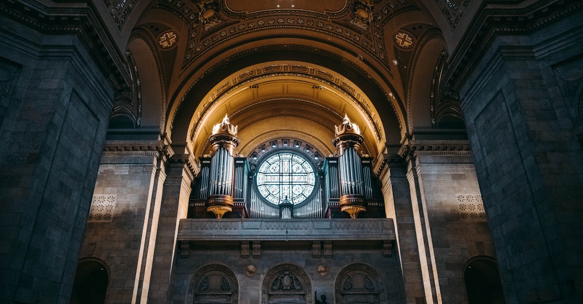 découvrez le style gothique : son histoire, ses caractéristiques architecturales et son influence dans la mode et la décoration contemporaine.