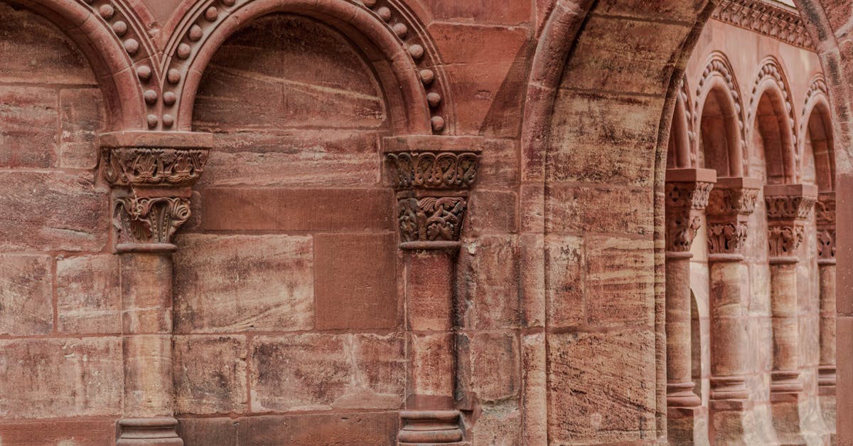 découvrez le style gothique : une esthétique unique mêlant mystère, élégance sombre et influences médiévales. explorez ses origines, ses éléments emblématiques et comment l'intégrer à votre mode ou décoration.