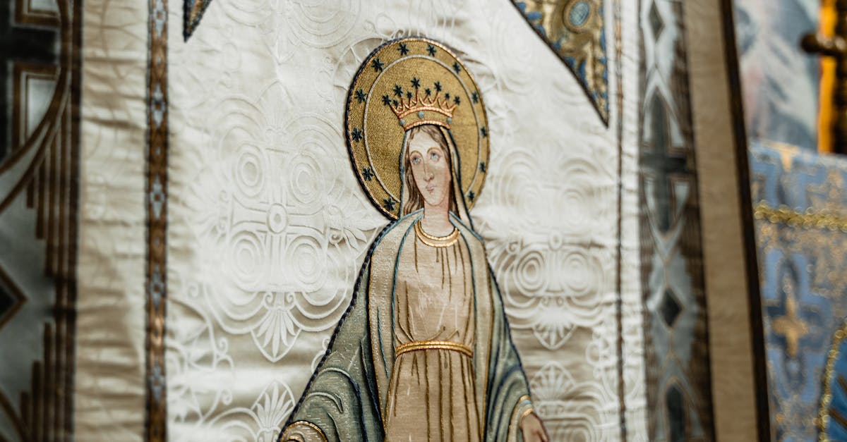 découvrez l'univers sombre et raffiné des textiles gothiques : tissus riches, motifs mystérieux et inspirations médiévales pour une décoration ou une mode unique et élégante.