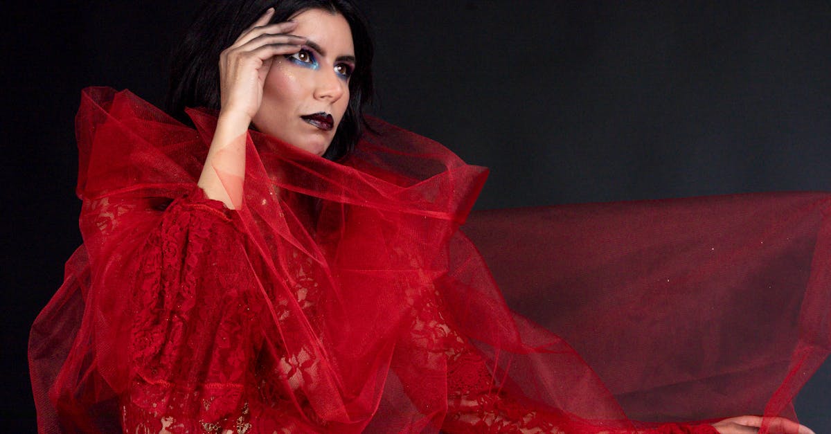 découvrez l'univers fascinant des textiles gothiques : tissus sombres, motifs délicats et inspirations médiévales pour sublimer votre décoration ou vos créations de mode.