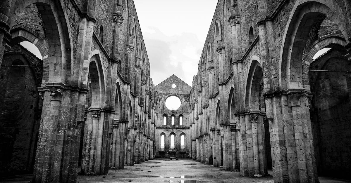 découvrez l'univers fascinant du gothique, entre architecture majestueuse, mode sombre et arts mystérieux. plongez dans une esthétique unique qui allie romantisme et ombre, explorant l'influence du gothique à travers les siècles.
