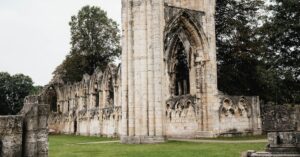 découvrez le gothicisme, un mouvement culturel et artistique fascinant, marqué par des esthétiques sombres, une architecture majestueuse et une littérature empreinte de mystère. explorez ses origines, ses caractéristiques et son influence à travers les siècles.