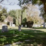 découvrez l’histoire et la signification des cimetières, leurs types, leur importance culturelle et les traditions entourant ces lieux de mémoire à travers le monde.