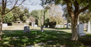 découvrez l’histoire et la signification des cimetières, leurs types, leur importance culturelle et les traditions entourant ces lieux de mémoire à travers le monde.