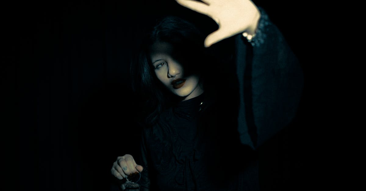 découvrez l'univers de la gothic aesthetic : ses tenues sombres, son maquillage intense, ses inspirations artistiques et ses symboles mystérieux pour exprimer un style unique et envoûtant.