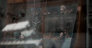 découvrez l’esthétique gothique : un univers fascinant mêlant mystère, élégance sombre et influences rétro. plongez dans le style gothique, ses codes vestimentaires uniques et son atmosphère envoûtante.