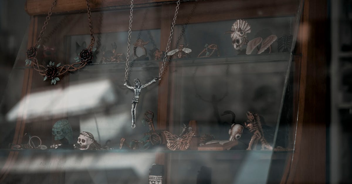 découvrez l’esthétique gothique : un univers fascinant mêlant mystère, élégance sombre et influences rétro. plongez dans le style gothique, ses codes vestimentaires uniques et son atmosphère envoûtante.