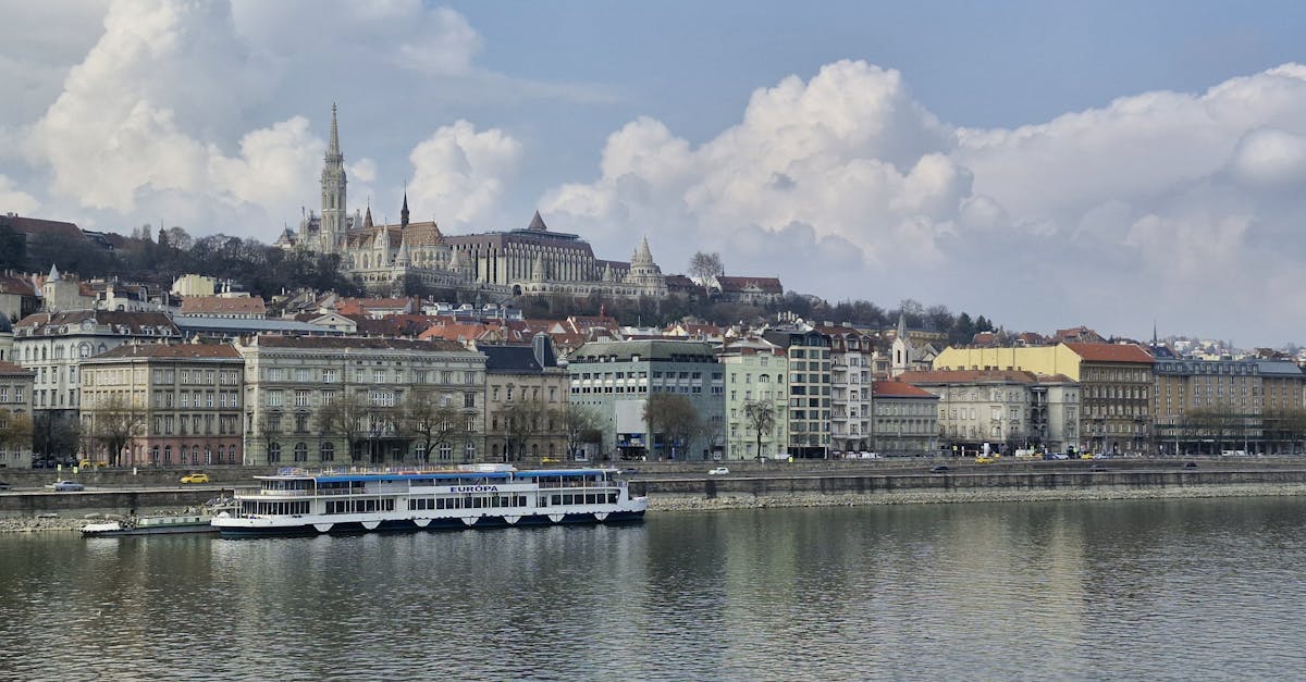 découvrez l’architecture gothique : ses origines, ses caractéristiques majeures et les chefs-d’œuvre emblématiques qui ont marqué l’histoire de l’art et du patrimoine en europe.