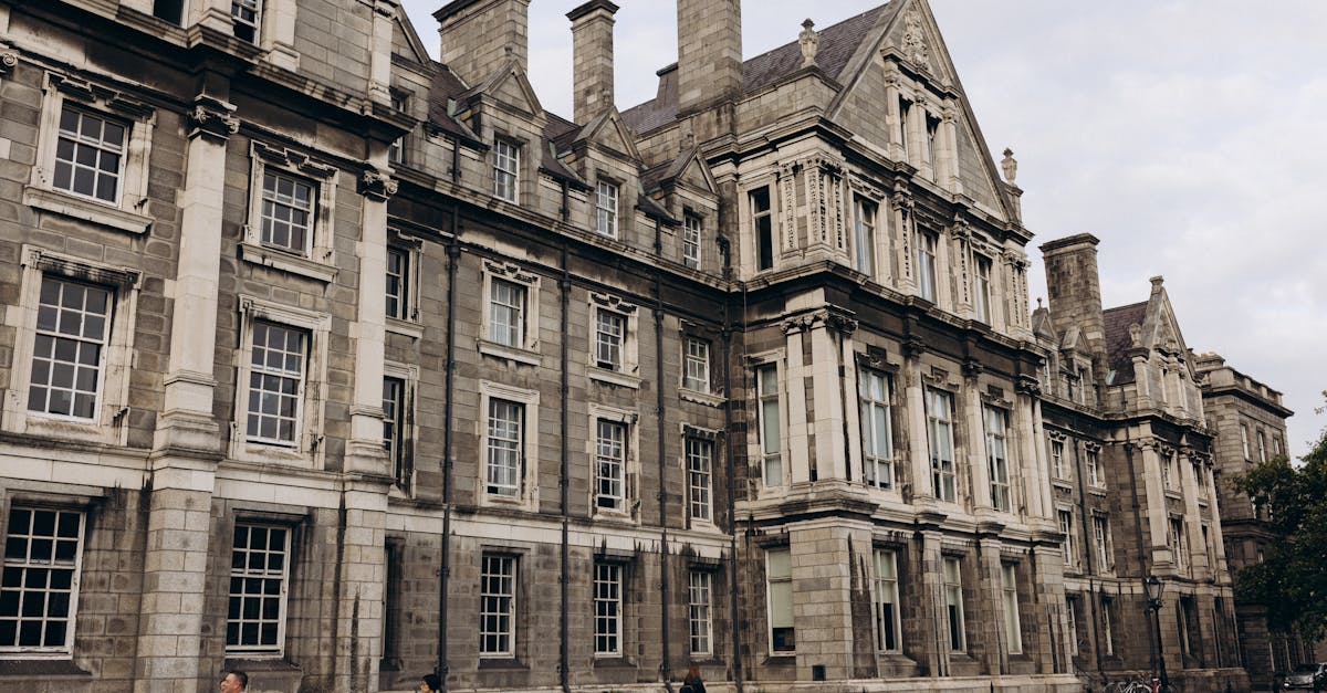 découvrez l'architecture gothique, un style emblématique du moyen âge caractérisé par ses voûtes élancées, ses arcs brisés et ses vitraux colorés. plongez dans l’histoire et l’esthétique de ce courant fascinant !