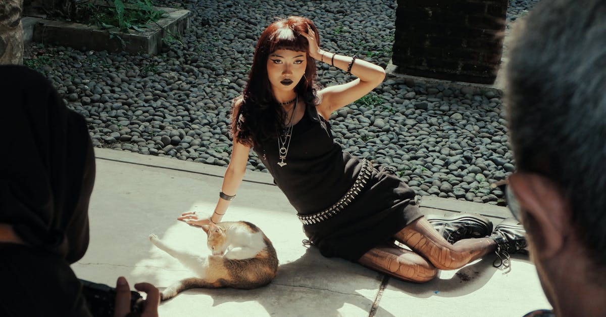 découvrez la mode gothique : un style audacieux mêlant vêtements noirs, accessoires extravagants et influences romantiques. explorez l’univers unique du gothic fashion, entre élégance sombre et expression individuelle.