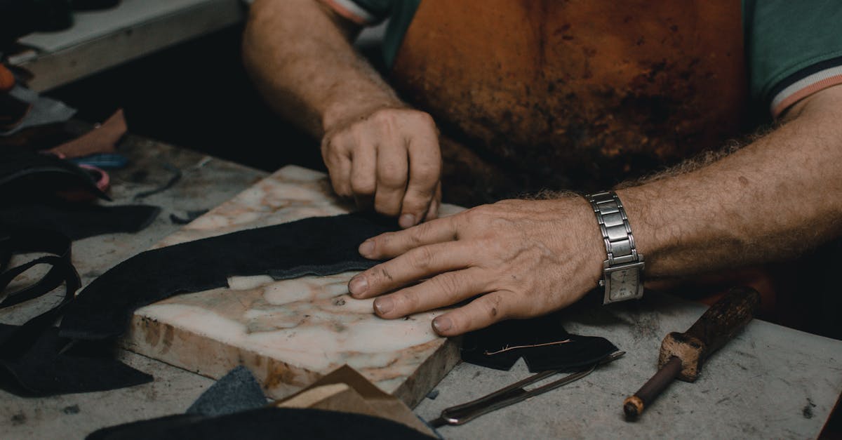 découvrez tout sur le cuir : ses propriétés, ses différents types, ses usages dans la mode et la décoration, ainsi que des conseils d'entretien pour préserver la beauté de vos articles en cuir.
