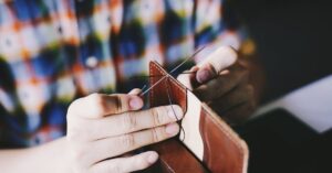 découvrez tout sur le cuir : ses origines, ses différents types, son entretien et ses nombreux usages dans la mode et la décoration. conseils d'experts et astuces pour bien choisir et préserver vos articles en cuir.