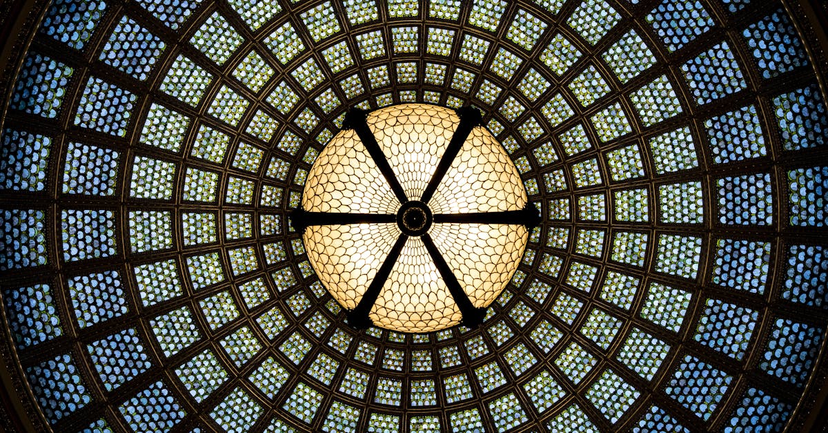 découvrez l'art du vitrail, ses techniques ancestrales et ses créations colorées qui subliment l'architecture. inspirez-vous des plus beaux modèles de stained glass pour décorer votre intérieur ou vos projets artistiques.