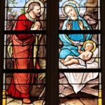 découvrez l'art du vitrail : histoire, techniques et inspirations pour sublimer votre intérieur avec des pièces uniques et colorées en verre.