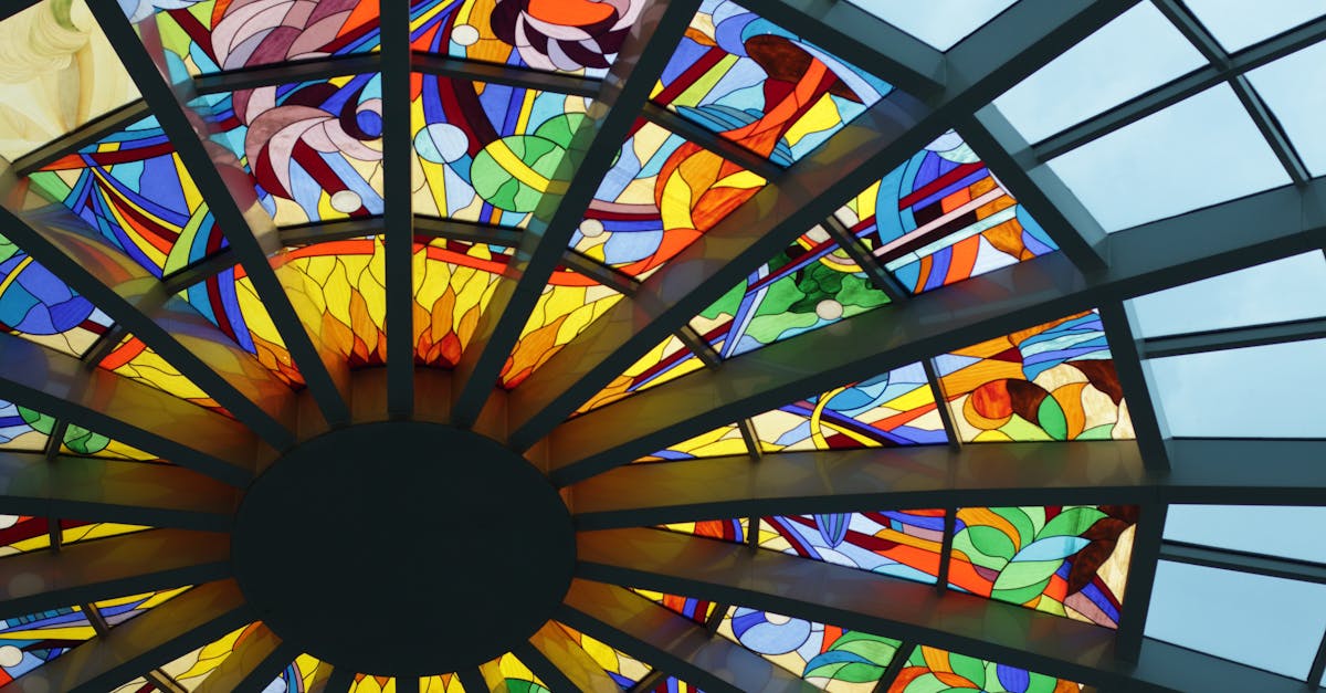 découvrez l'art du vitrail : techniques, histoire et inspirations pour créer des œuvres uniques en verre coloré. explorez nos conseils et idées pour illuminer votre intérieur avec de magnifiques vitraux.