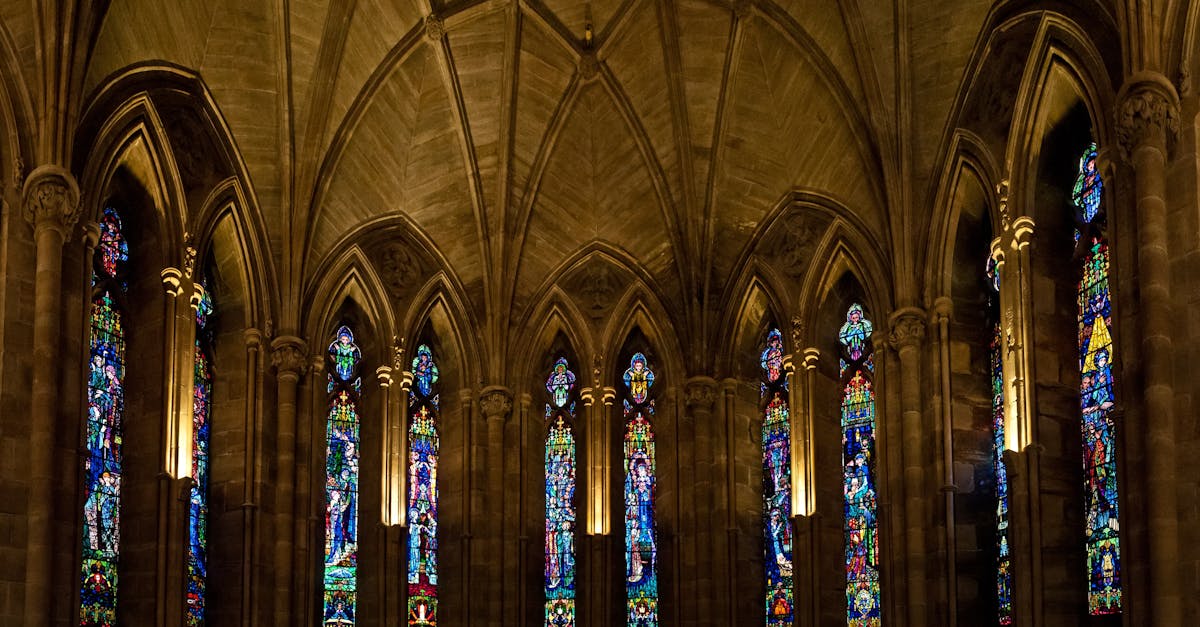 découvrez l’art fascinant du vitrail : histoire, techniques et inspirations. apprenez comment le verre coloré transforme la lumière et sublime l’architecture.