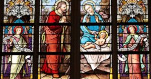 découvrez l'art du vitrail : histoire, techniques et inspirations pour sublimer votre intérieur avec des pièces uniques et colorées en verre.